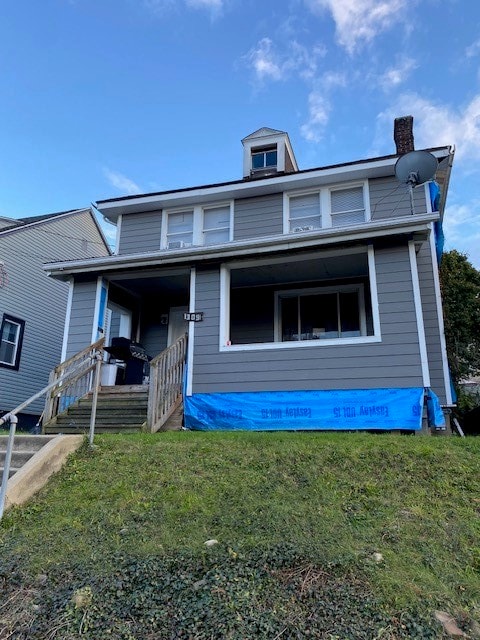 view of front property featuring a front yard