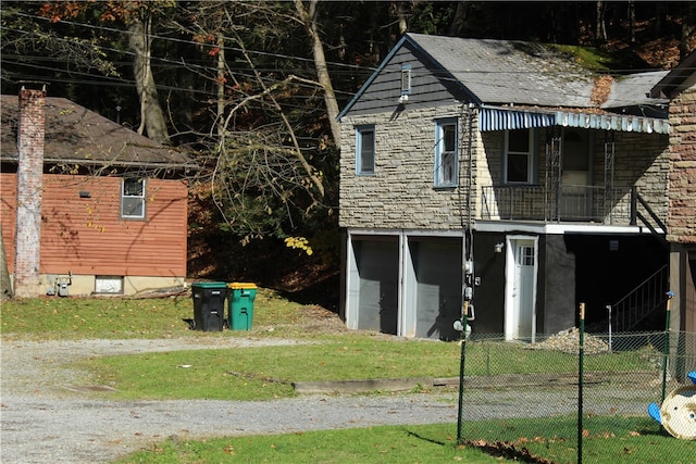 view of outdoor structure with a yard