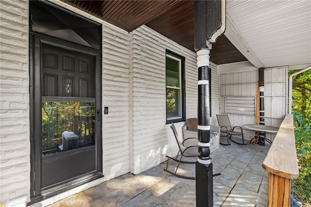 property entrance featuring a porch