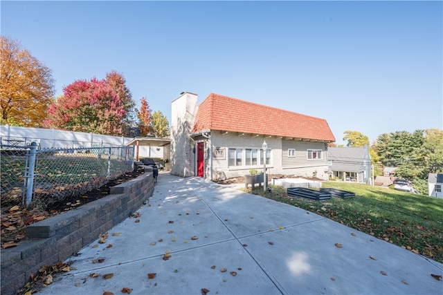 back of house featuring a yard