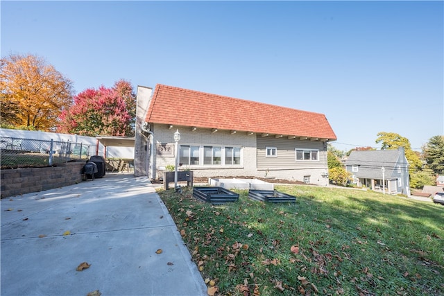 view of front of home featuring a carport and a front yard