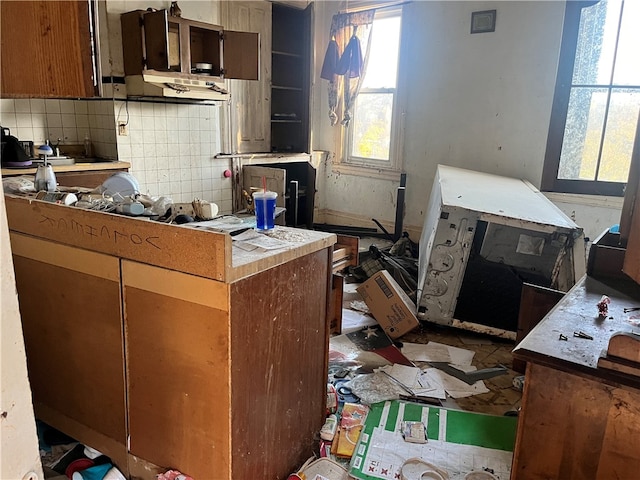 kitchen with backsplash