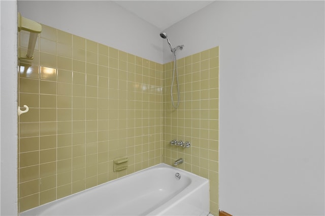 bathroom featuring tiled shower / bath