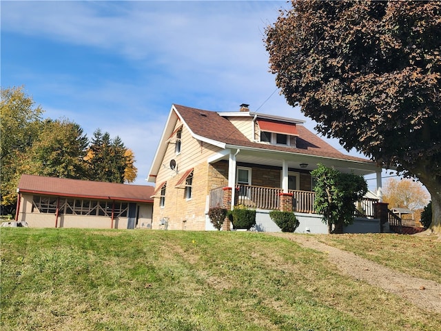 view of front facade with a front yard and a porch