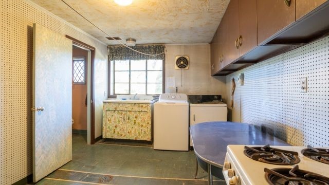 laundry area featuring washer and clothes dryer