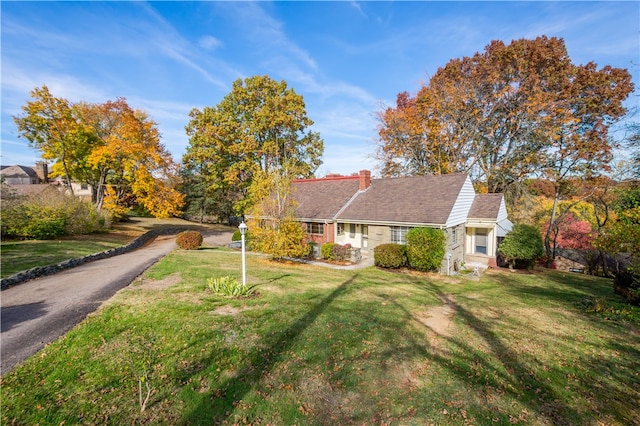 view of front of home featuring a front yard