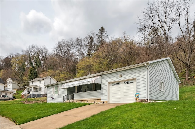 view of front facade featuring a front lawn and a garage