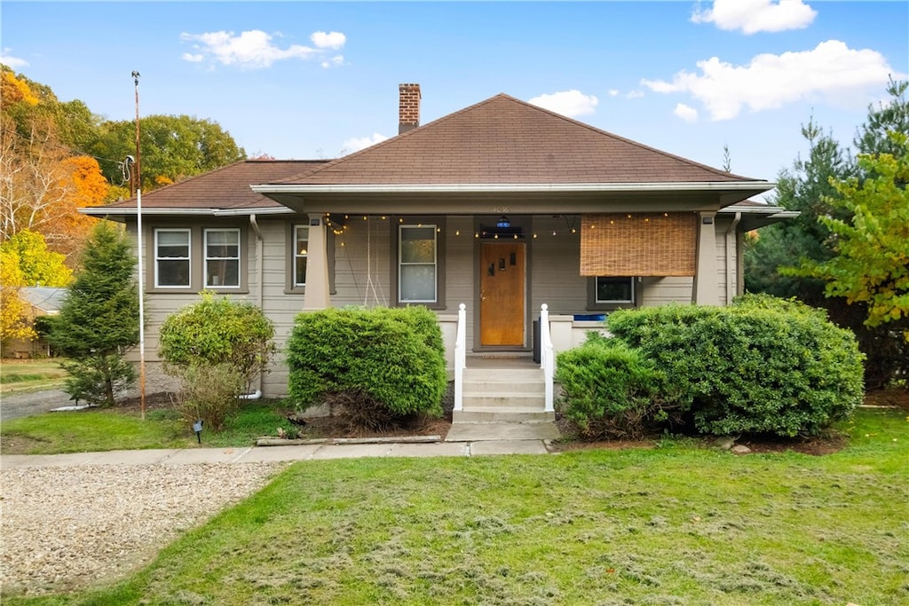 view of front of property featuring a porch and a front lawn