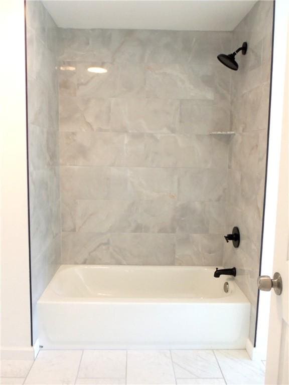 bathroom with tiled shower / bath combo