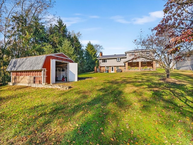 view of yard featuring an outbuilding