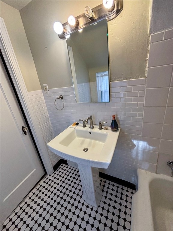 bathroom featuring tile walls