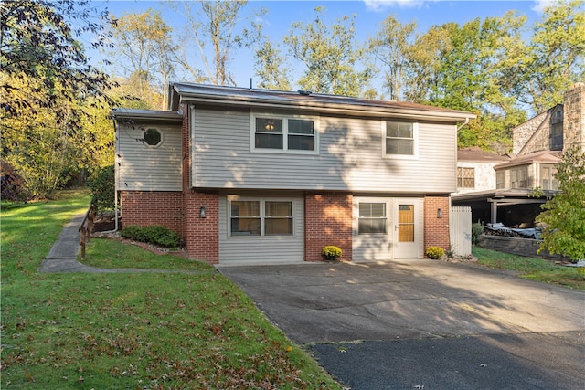 view of front of home with a front lawn