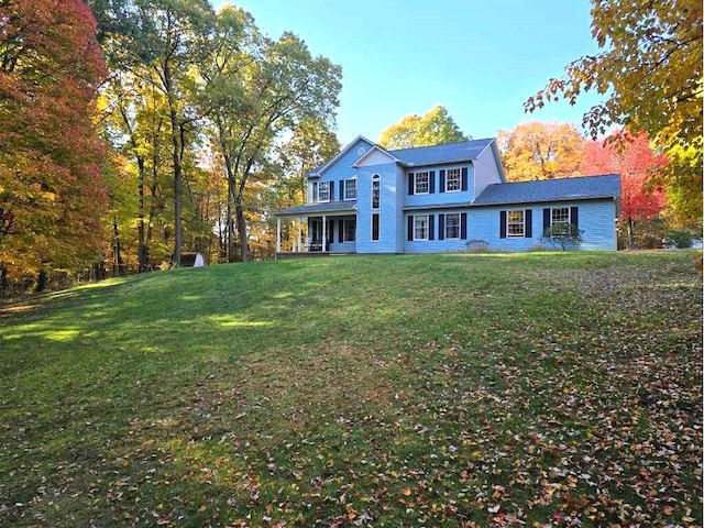 view of front of house featuring a front lawn