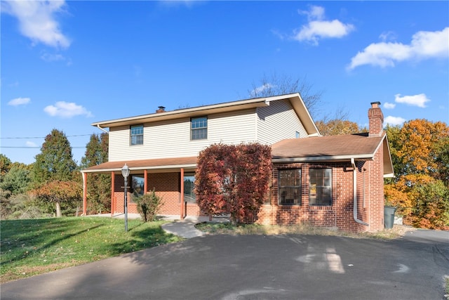 view of front property featuring a carport and a front yard