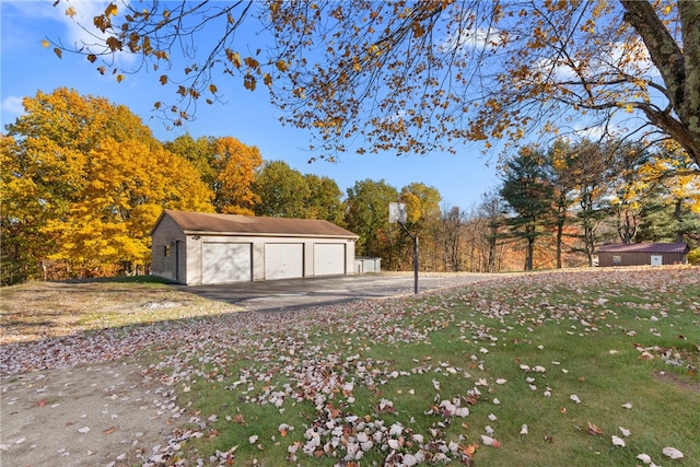 view of yard featuring an outbuilding and a garage