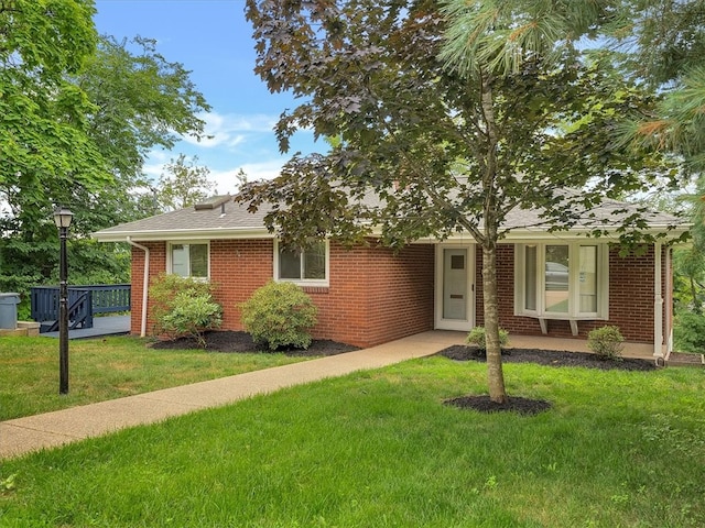 view of front of home featuring a front yard