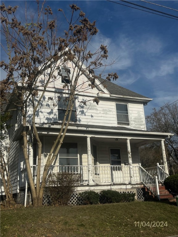 view of front of house featuring a front lawn and a porch