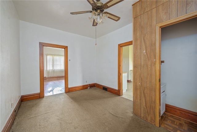 carpeted spare room featuring ceiling fan