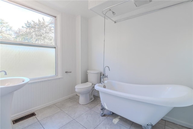 410 W Swissvale Ave, Edgewood, PA 15218 - full bathroom featuring visible vents, a freestanding tub, toilet, baseboards, and tile patterned floors