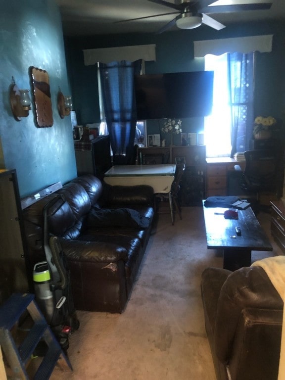 carpeted living room with ceiling fan