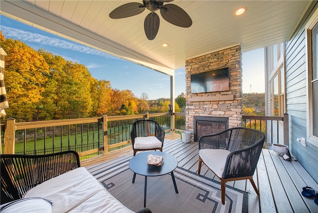 deck with ceiling fan