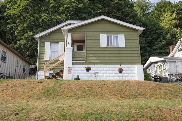 view of front of property featuring a front yard