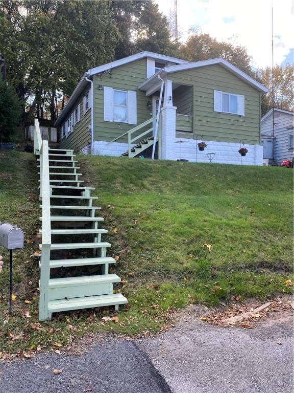 view of front of property featuring a front lawn