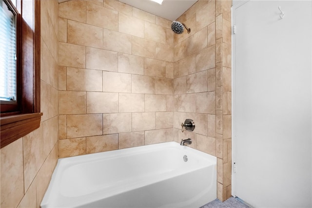 bathroom featuring tiled shower / bath