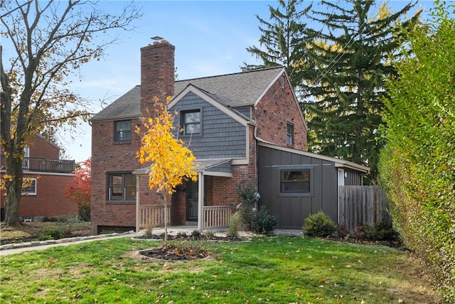 view of front facade with a front yard