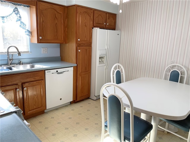 kitchen featuring sink, white appliances, and ceiling fan