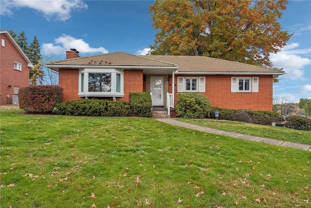 view of front of property featuring a front yard