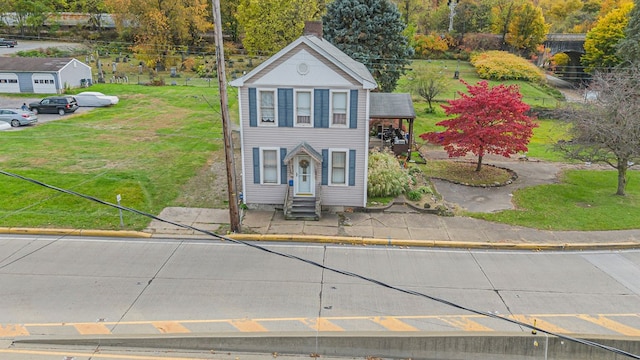 view of front facade featuring a front yard