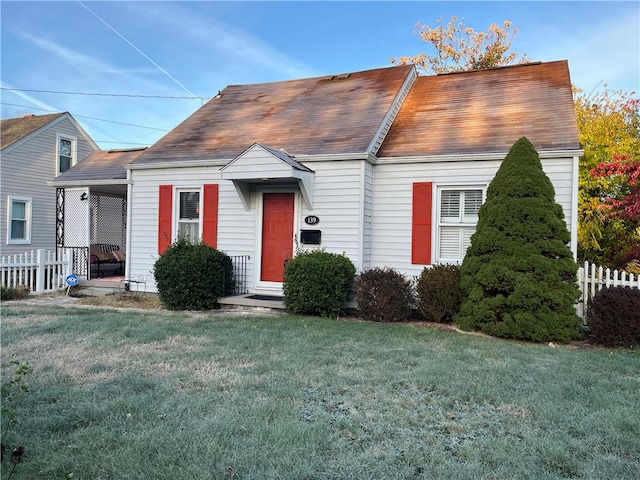 view of front facade featuring a front lawn