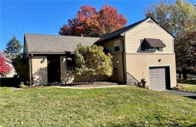 view of front of home featuring a front lawn and a garage