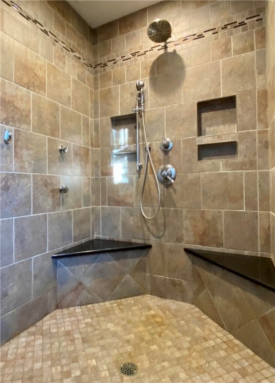 bathroom featuring a tile shower