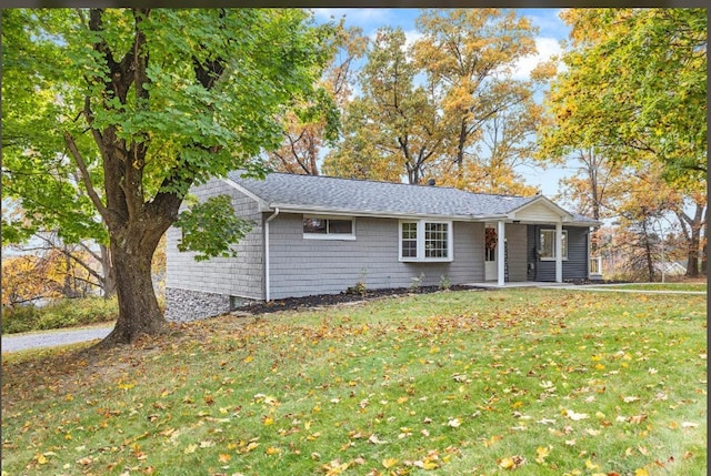 ranch-style house featuring a front lawn