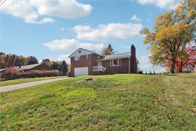 view of front of property featuring a front yard and a garage