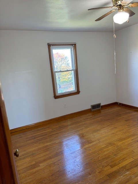 unfurnished room with wood-type flooring and ceiling fan