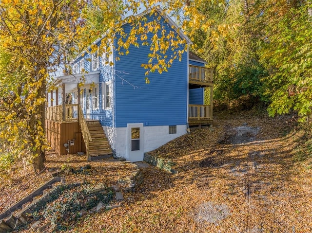 view of side of property featuring a balcony