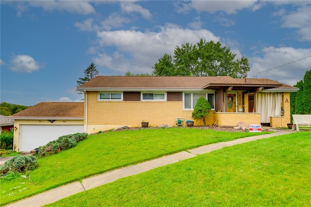 view of front facade featuring a front yard and a garage