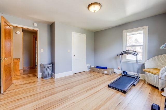 exercise area with light hardwood / wood-style flooring