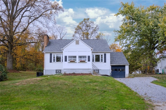 view of front of property featuring a front yard and a garage