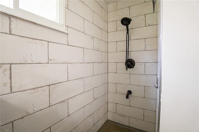 bathroom featuring a tile shower