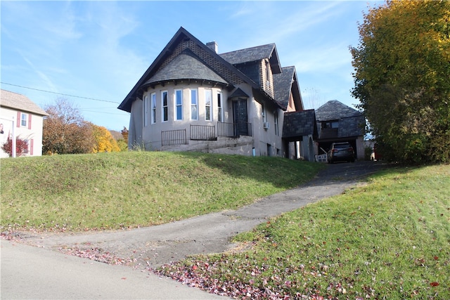 view of front of house with a front yard