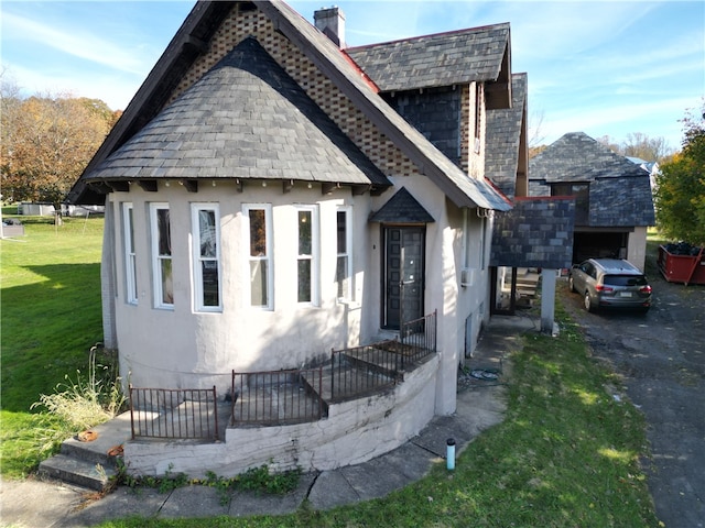 view of front of house featuring a front lawn