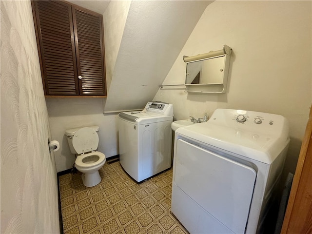 laundry room with washing machine and dryer