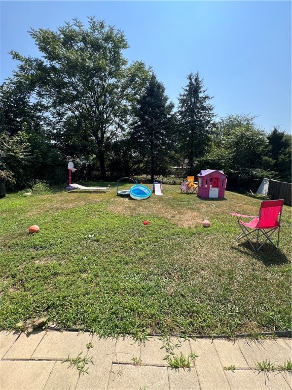 view of yard with a shed