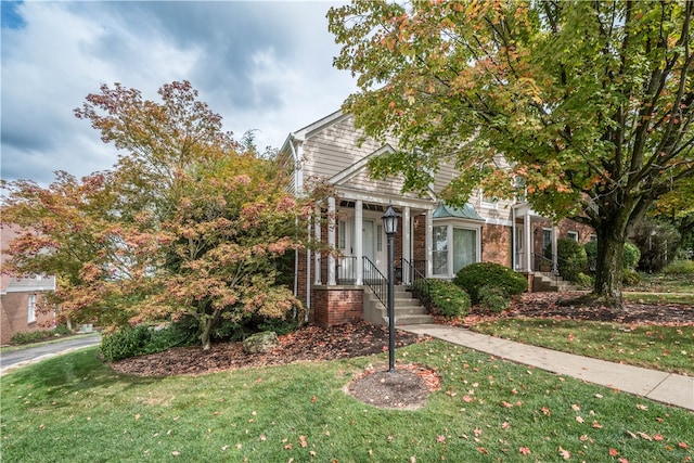 view of front of home featuring a front yard