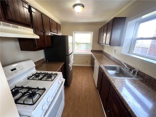 kitchen featuring ornamental molding, white gas stove, sink, and light wood-type flooring