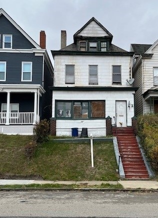 view of front facade with a front lawn